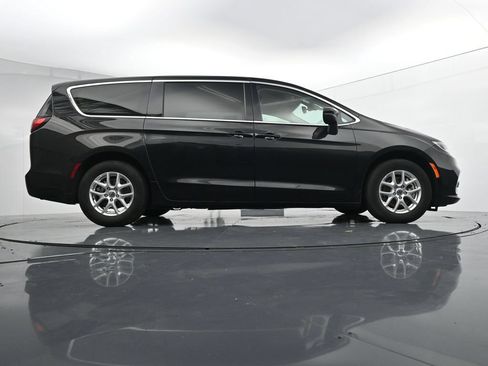Used 2023 Chrysler Pacifica Touring-L FWD image 38