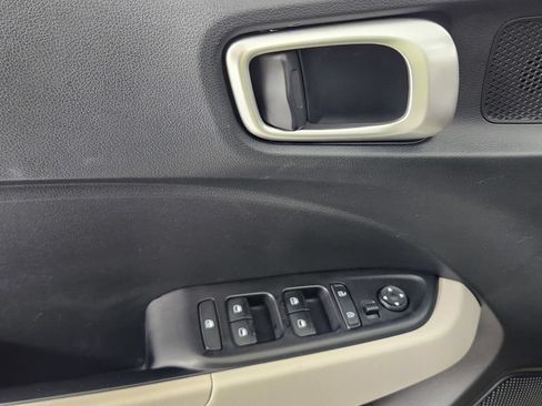Used 2024 Hyundai Venue SEL FWD image 19