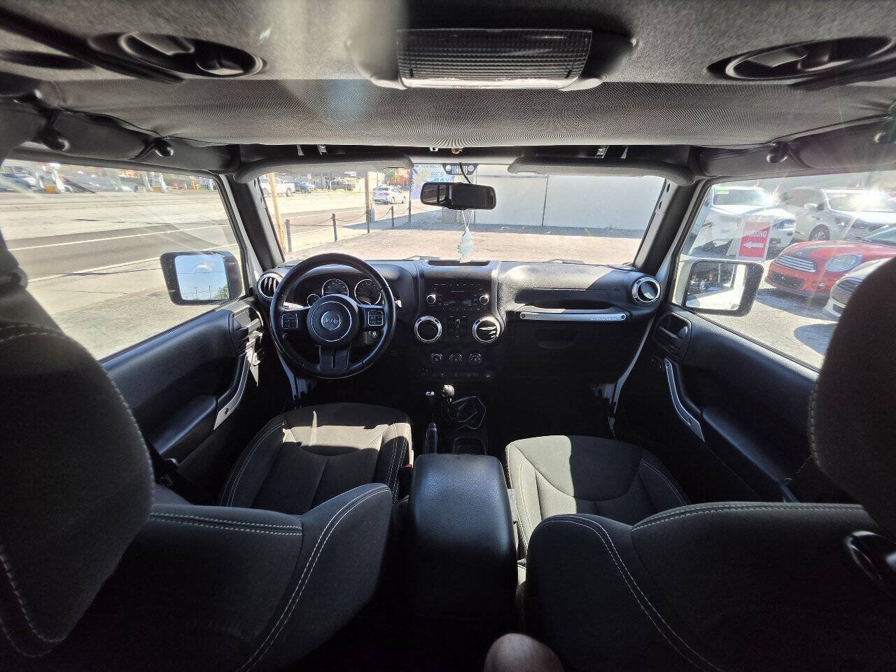 Used 2016 Jeep Wrangler Unlimited Sahara w/ Connectivity Group AWD/4WD image 16