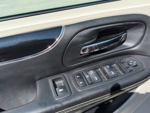 Used 2019 Dodge Grand Caravan SXT image 14