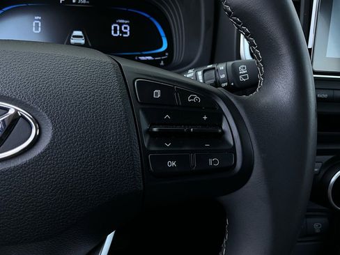 Used 2025 Hyundai Venue SEL image 35