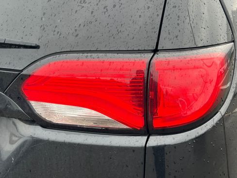 Used 2019 Chrysler Pacifica Touring Plus w/ S Appearance Package image 17