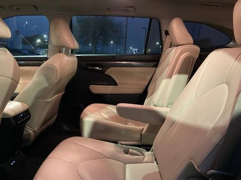 Used 2023 Toyota Highlander Limited image 11