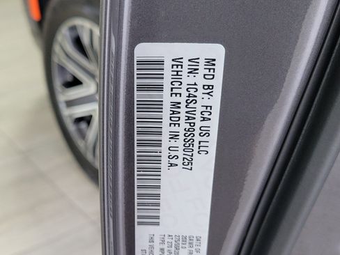 Used 2025 Jeep Wagoneer 4WD image 16