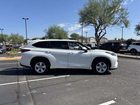 Used 2021 Toyota Highlander L FWD image 2