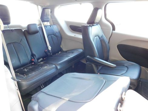 Used 2023 Chrysler Pacifica Touring-L FWD image 5
