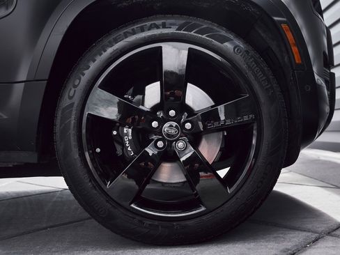 Used 2025 Land Rover Defender 110 V8 image 25