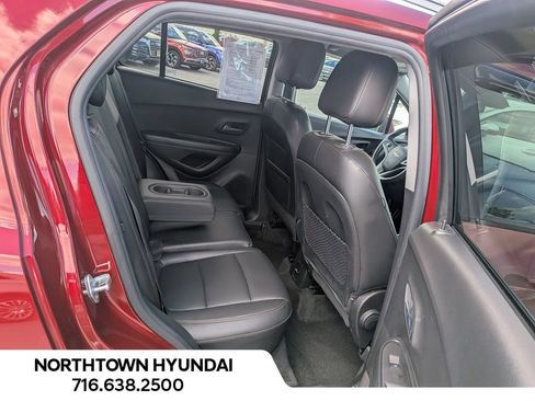 Used 2021 Chevrolet Trax LT w/ Premium Seat Package AWD/4WD image 32