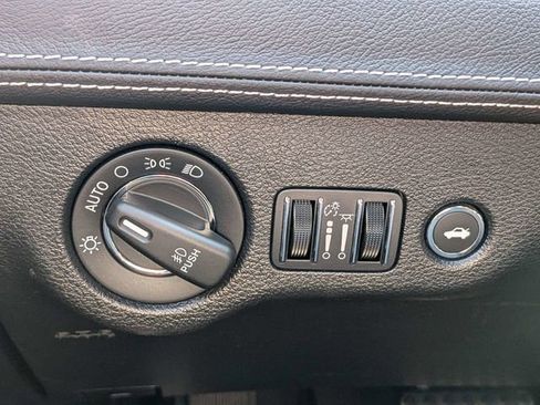 Certified 2023 Chrysler 300 C RWD image 24
