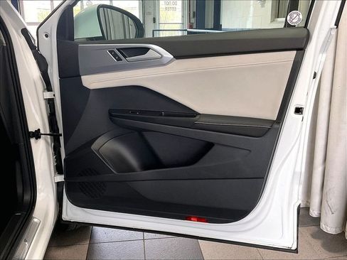 Used 2025 Volkswagen Taos SE AWD/4WD image 12