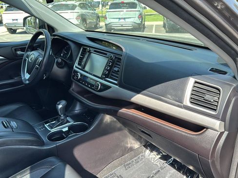 Used 2018 Toyota Highlander XLE AWD/4WD image 18