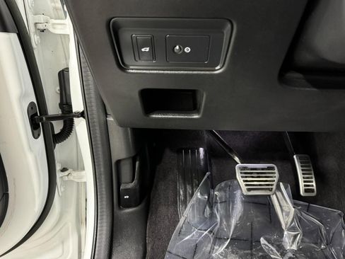 Used 2023 Land Rover Discovery S R-Dynamic image 30