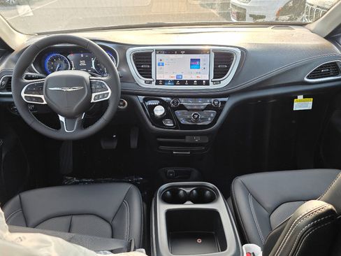 New 2026 Chrysler Pacifica Select image 2