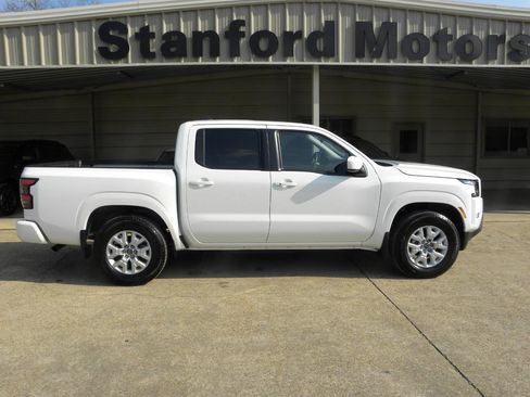 Used 2024 Nissan Frontier SV w/ SV Convenience Package RWD image 3