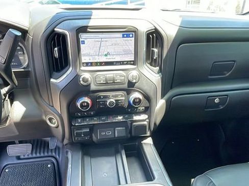 Used 2022 GMC Sierra 2500 Denali w/ Denali Black Diamond Edition AWD/4WD image 18