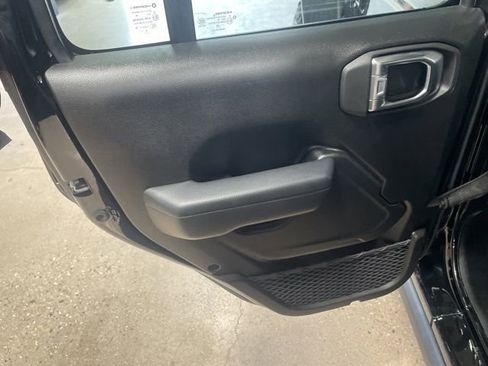 Used 2025 Jeep Wrangler Unlimited Rubicon image 25