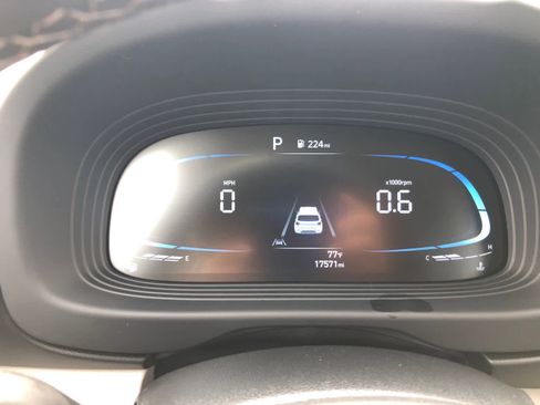 Certified 2025 Hyundai Venue SEL FWD image 10