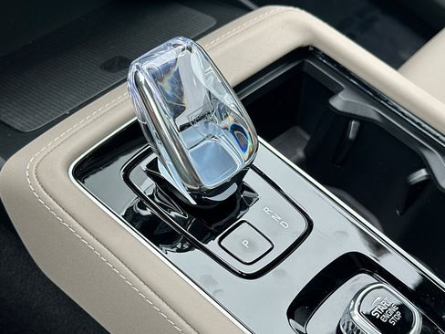 New 2026 Volvo XC90 T8 Plus w/ Protection Package Premier AWD/4WD image 18