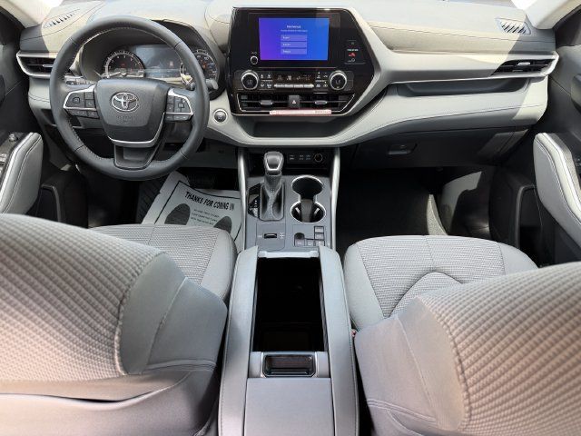 Used 2025 Toyota Highlander LE FWD image 9