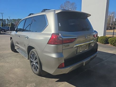 Used 2020 Lexus LX 570 4WD w/ 3rd Row & Luxury Pkg image 4