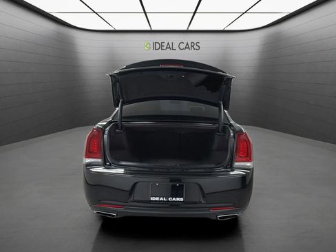 Used 2018 Chrysler 300 S RWD image 9
