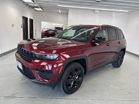Used 2023 Jeep Grand Cherokee Altitude AWD/4WD image 6