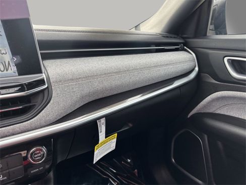 Used 2024 Jeep Compass Latitude image 15