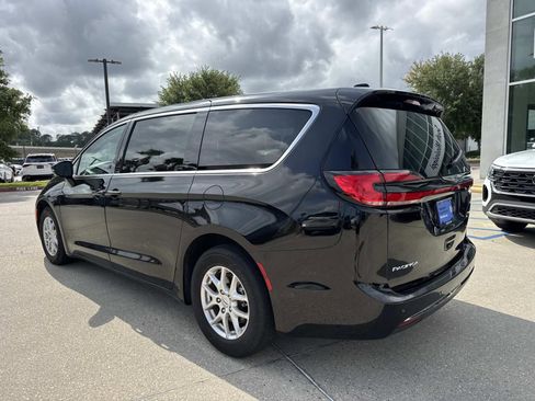 Used 2024 Chrysler Pacifica Touring-L FWD image 7