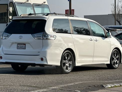 Used 2016 Toyota Sienna SE image 2