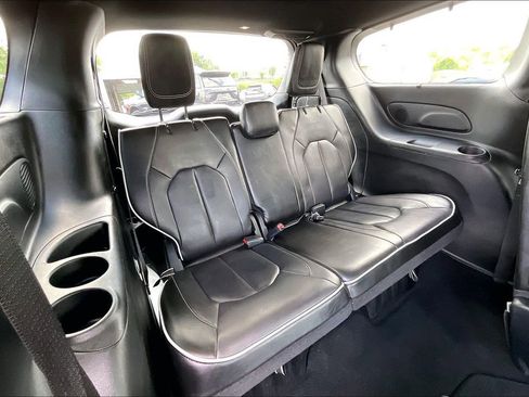 Used 2025 Chrysler Pacifica Limited FWD image 28