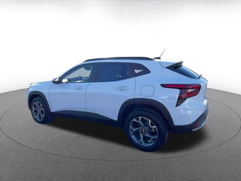 Used 2025 Chevrolet Trax LT w/ LT Convenience Package image 10