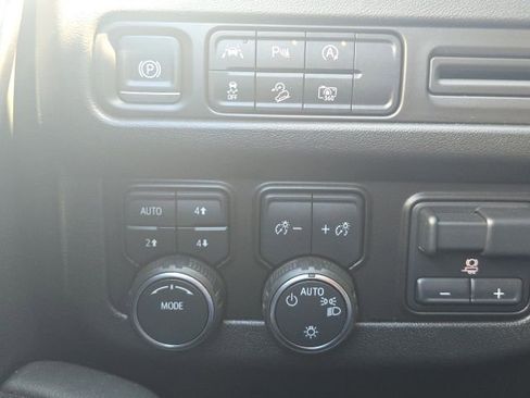 Used 2024 Chevrolet Suburban Z71 w/ Luxury Package image 18