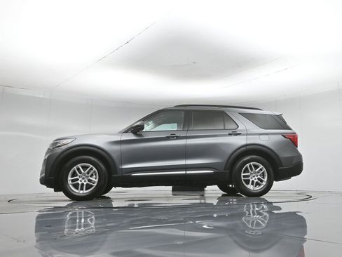 Used 2025 Ford Explorer Active w/ Active Comfort Package RWD image 8
