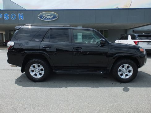 Used 2017 Toyota 4Runner SR5 AWD/4WD image 2