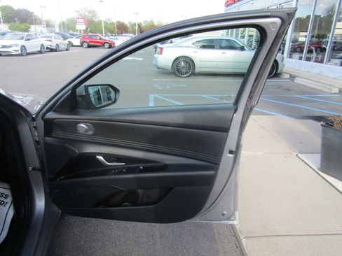 Used 2025 Hyundai Elantra Limited FWD image 15