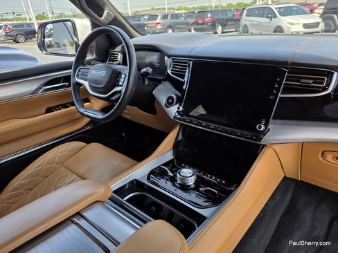 Used 2022 Jeep Grand Wagoneer Series III w/ Rear Seat Video Group 1 AWD/4WD image 4