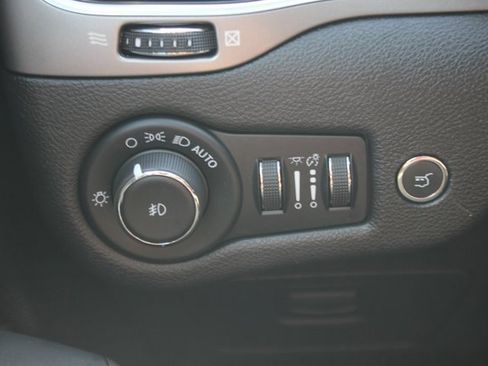 Used 2021 Jeep Cherokee Limited image 16