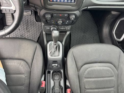 Used 2018 Jeep Renegade Latitude w/ Cold Weather Group AWD/4WD image 10