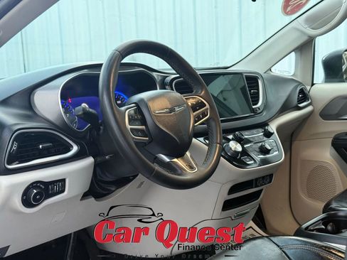 Used 2023 Chrysler Pacifica Touring-L FWD image 10