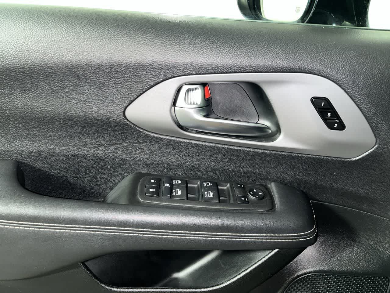 Used 2025 Chrysler Pacifica Select FWD image 13