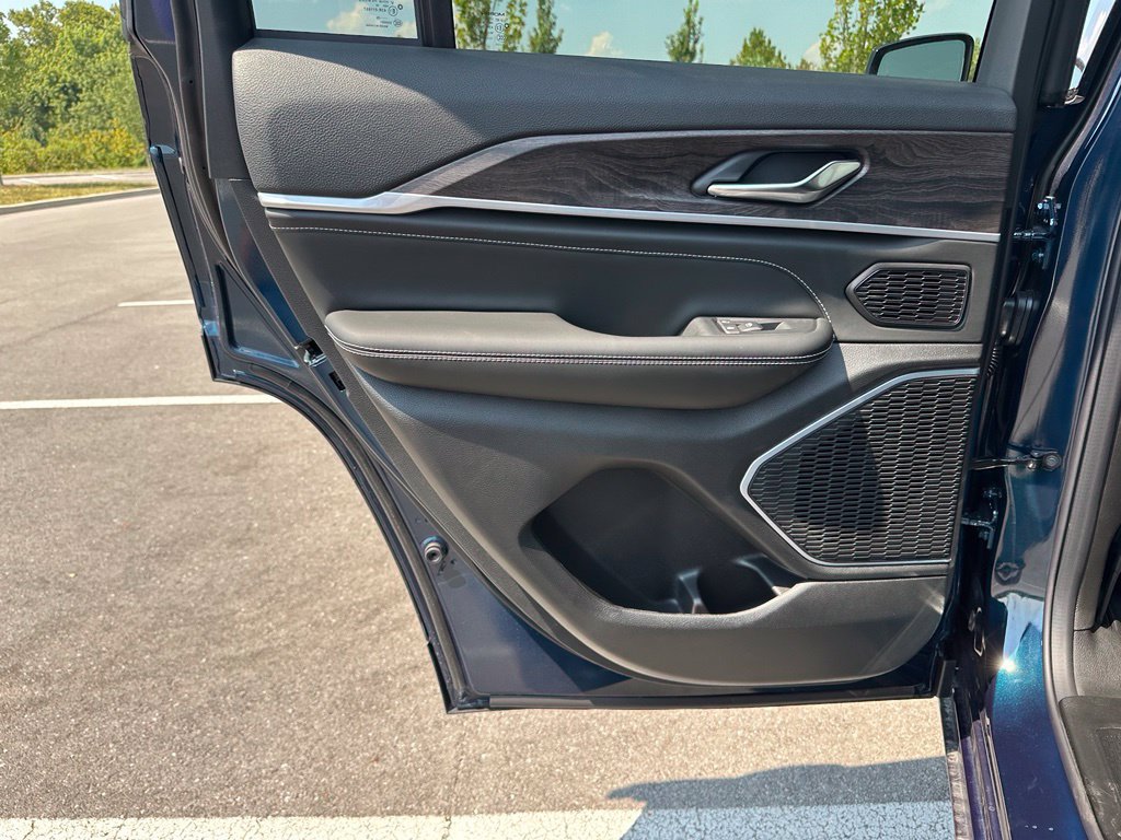 New 2027 Jeep Grand Cherokee Limited AWD/4WD image 16