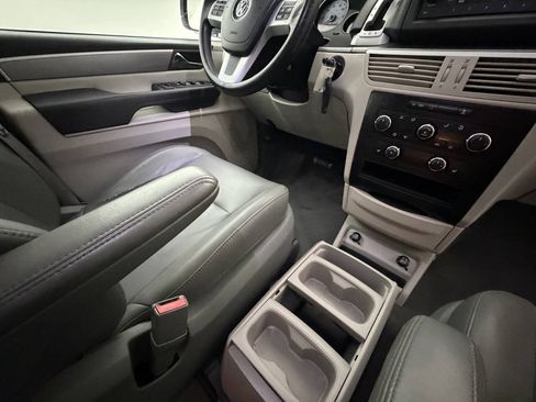 Used 2012 Volkswagen Routan SE FWD image 11