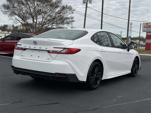 Used 2025 Toyota Camry SE image 21