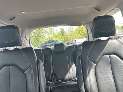 Used 2023 Chrysler Pacifica Touring-L FWD image 37