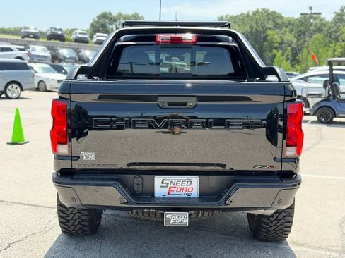 Used 2025 Chevrolet Colorado ZR2 w/ Midnight Edition AWD/4WD image 6