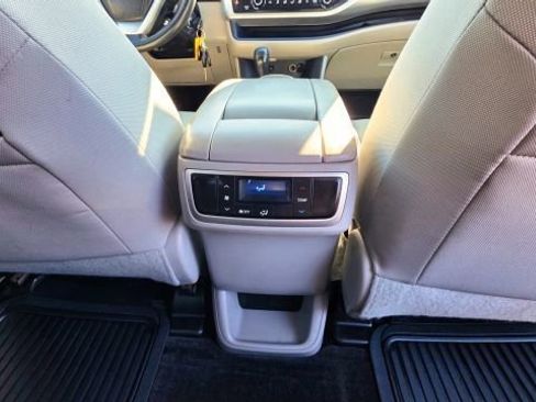 Used 2016 Toyota Highlander LE image 29