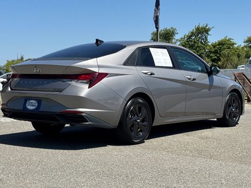 Used 2021 Hyundai Elantra SEL w/ Convenience Package FWD image 4