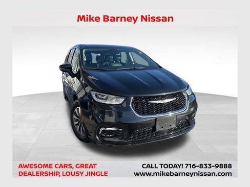 Used 2024 Chrysler Pacifica Select image 1