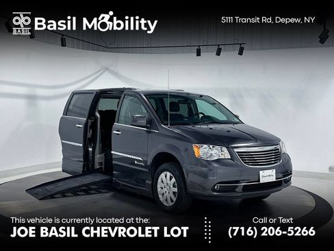 Used 2016 Chrysler Town & Country Touring w/ Driver Convenience Group FWD image 1