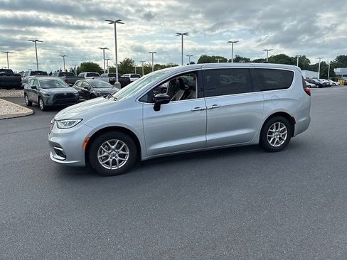 Used 2024 Chrysler Pacifica Touring-L FWD image 17